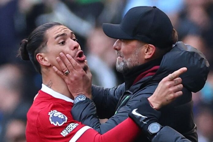 Darwin Nunez is calmed down by Jurgen Klopp Darwin-Nunez-is-calmed-down-by-Jurgen-Klopp